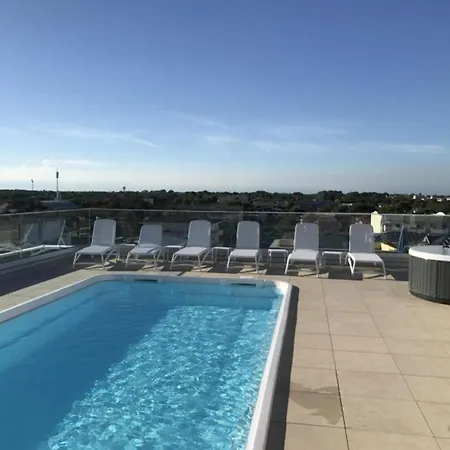 Διαμέρισμα Cozy With Rooftop Pool *
