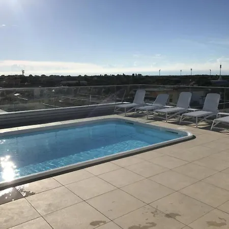 Cozy With Rooftop Pool Διαμέρισμα *