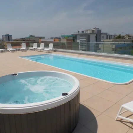 Cozy With Rooftop Pool Διαμέρισμα *