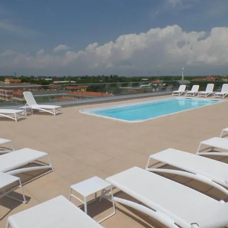 Διαμέρισμα Cozy With Rooftop Pool
